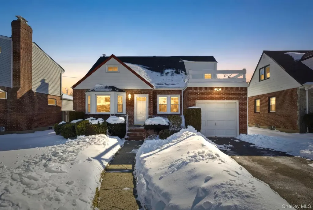 54 Aberdeen Road New Hyde Park NY 11040