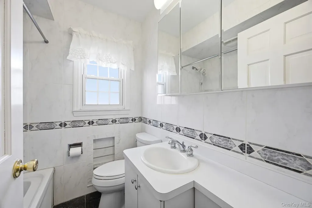 54 Aberdeen Road New Hyde Park NY 11040