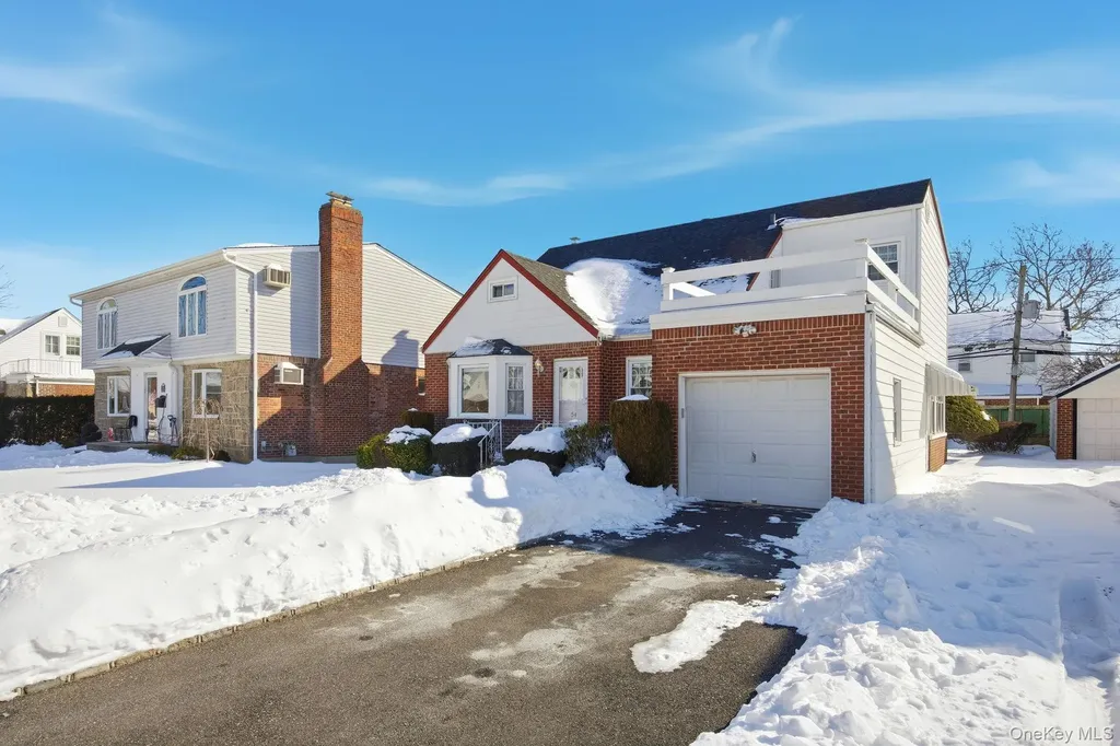 54 Aberdeen Road New Hyde Park NY 11040