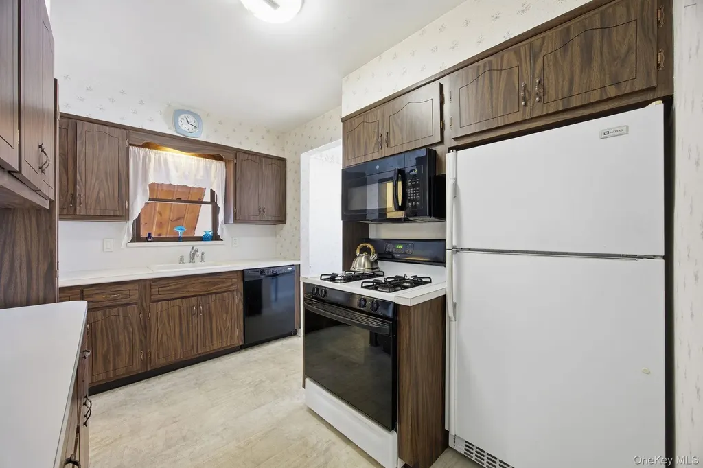 54 Aberdeen Road New Hyde Park NY 11040