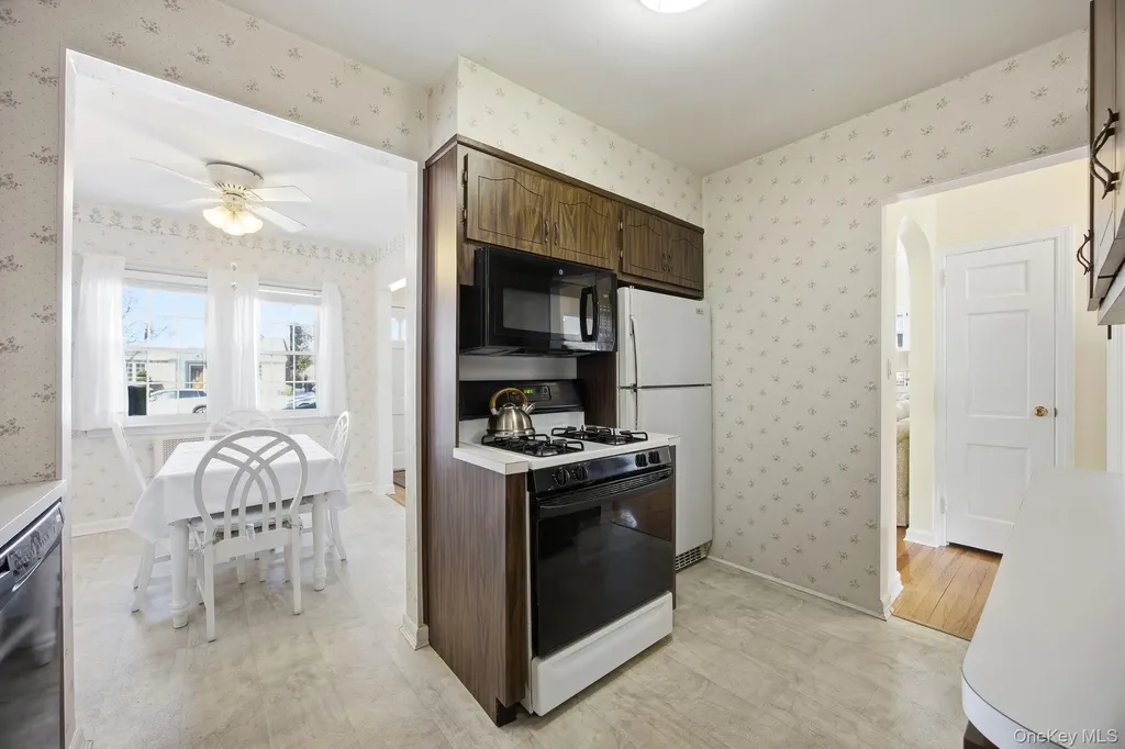 54 Aberdeen Road New Hyde Park NY 11040