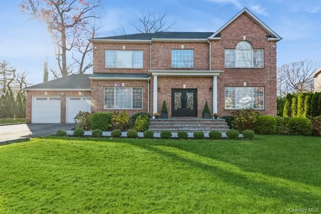 26 The Hemlocks Roslyn Estates NY 11576