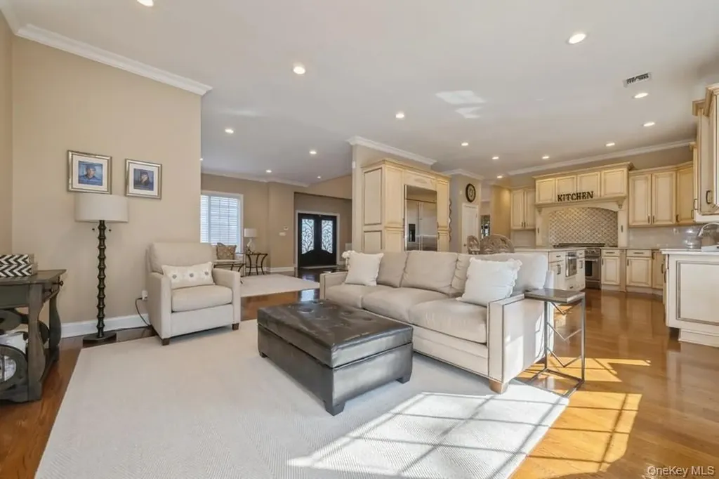 26 The Hemlocks Roslyn Estates NY 11576