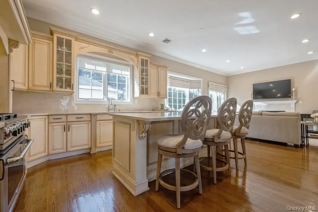 26 The Hemlocks Roslyn Estates NY 11576