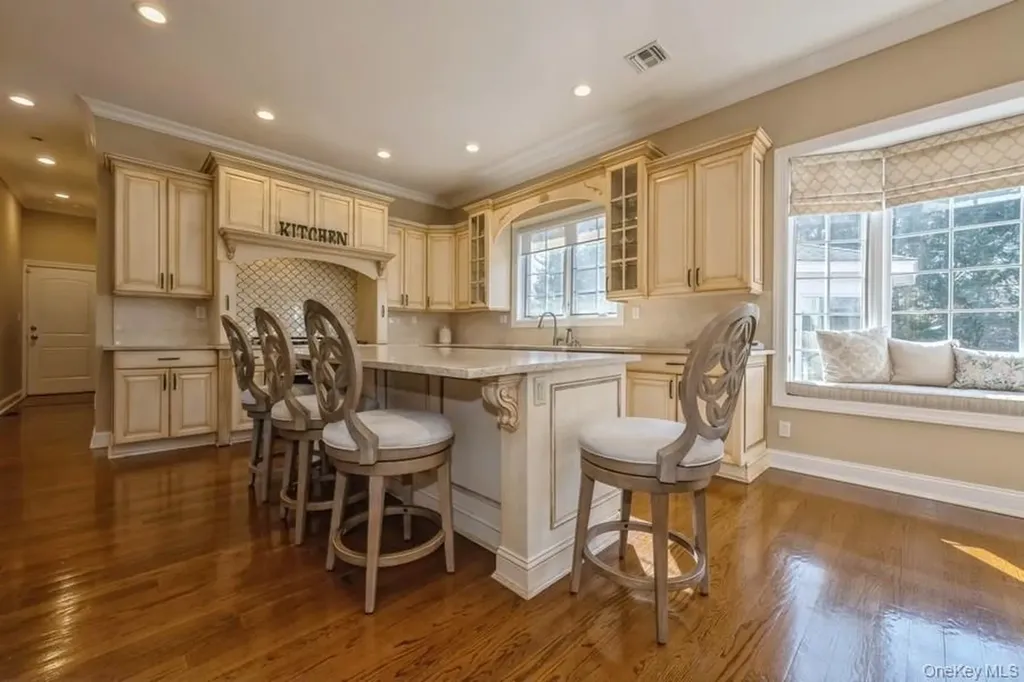 26 The Hemlocks Roslyn Estates NY 11576