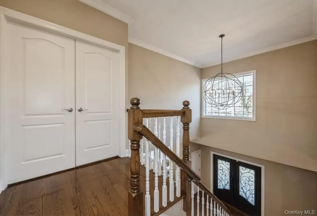 26 The Hemlocks Roslyn Estates NY 11576