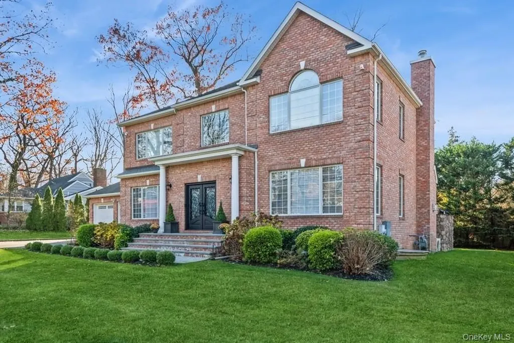 26 The Hemlocks Roslyn Estates NY 11576