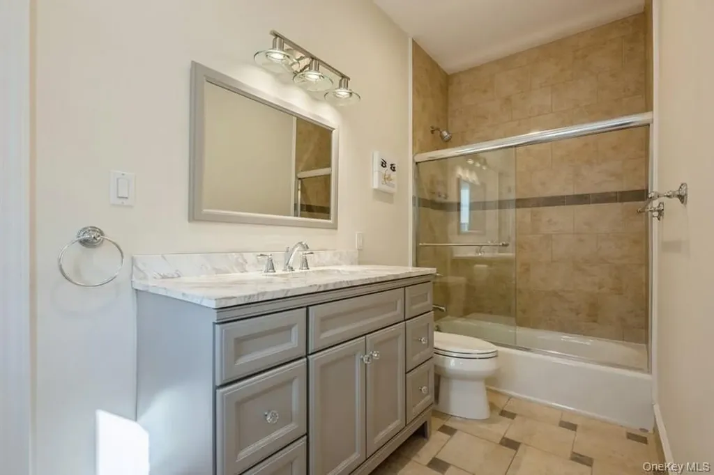 26 The Hemlocks Roslyn Estates NY 11576