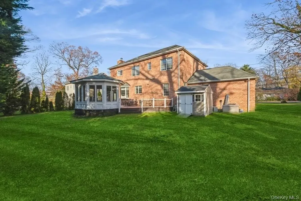 26 The Hemlocks Roslyn Estates NY 11576