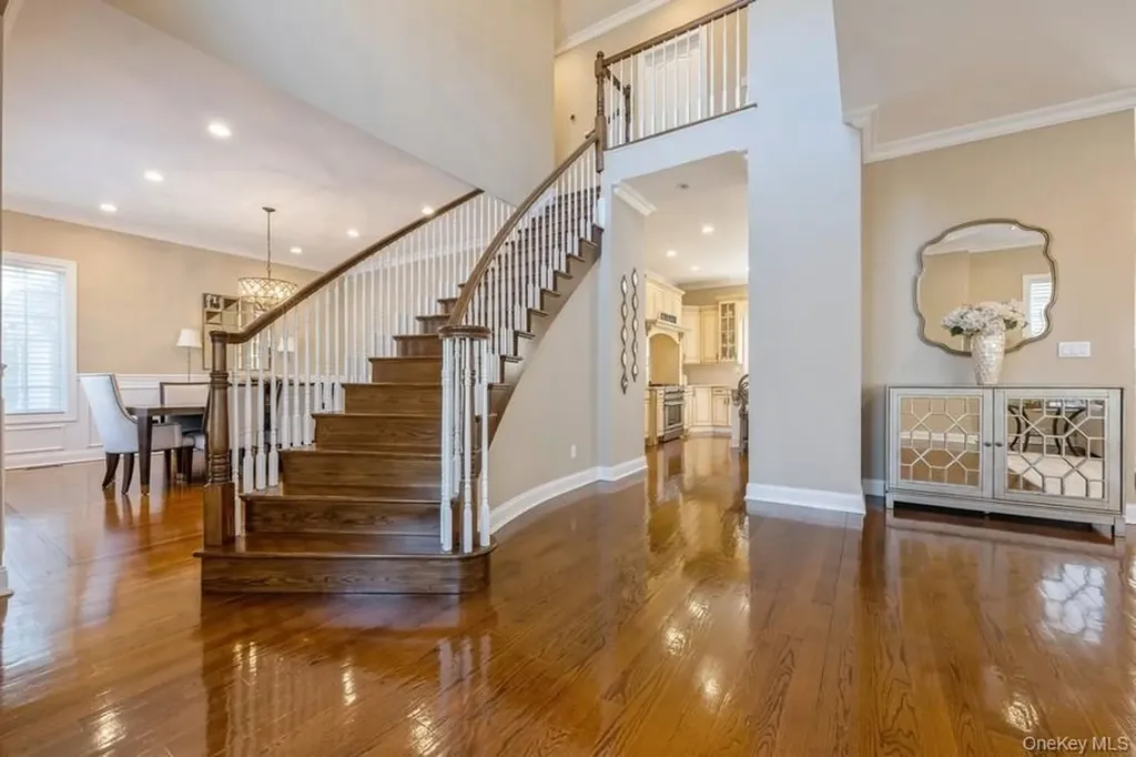 26 The Hemlocks Roslyn Estates NY 11576