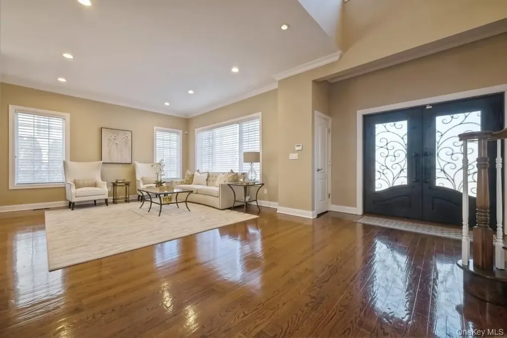 26 The Hemlocks Roslyn Estates NY 11576
