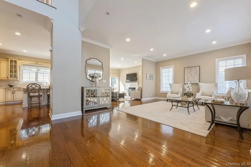 26 The Hemlocks Roslyn Estates NY 11576
