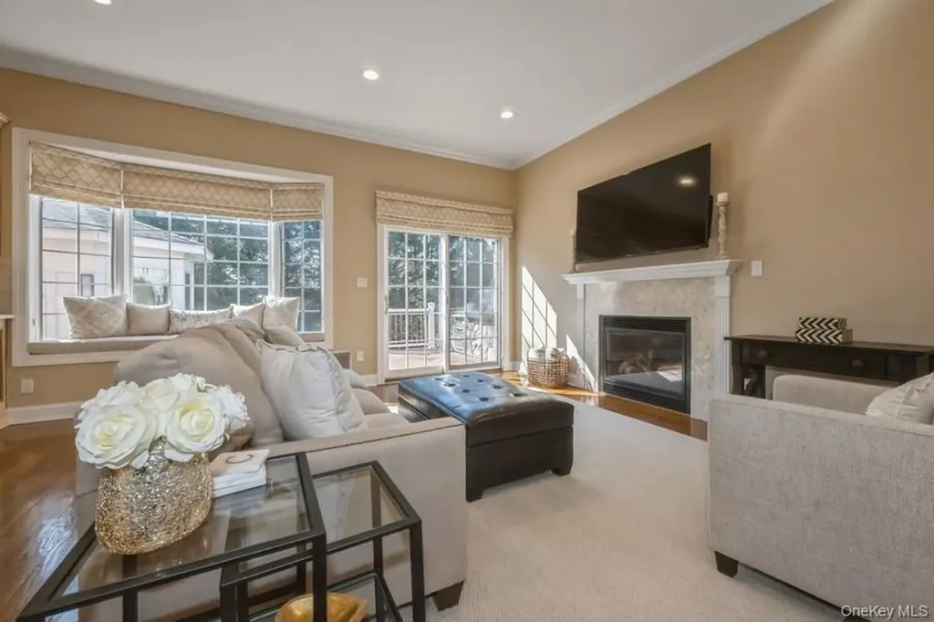 26 The Hemlocks Roslyn Estates NY 11576