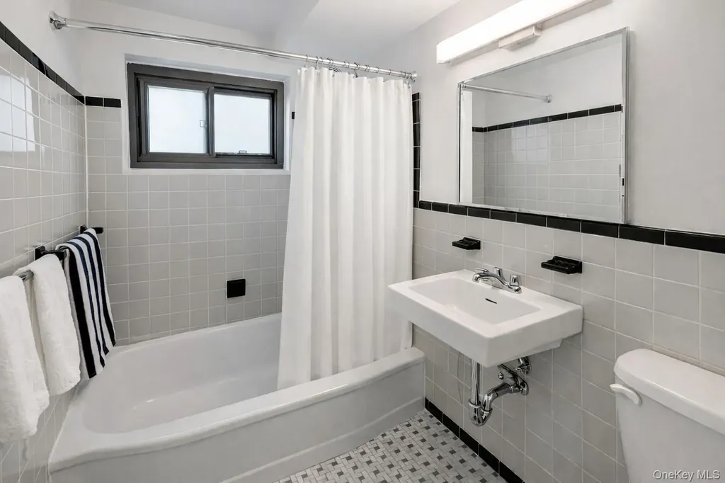 21-20 33rd Road Astoria NY 11106