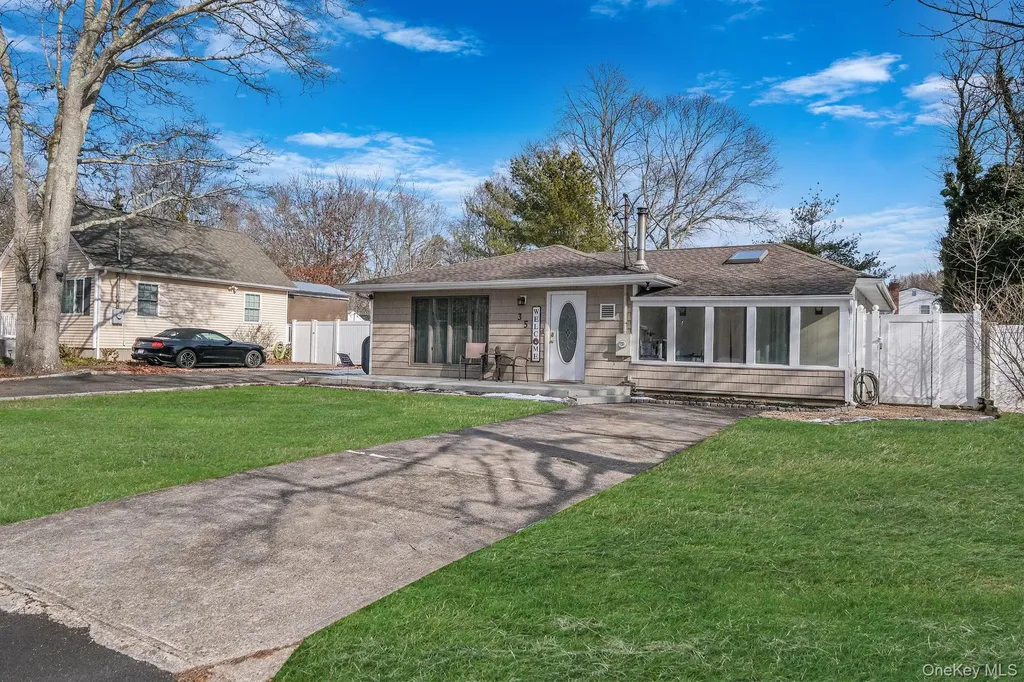 35 Strafford Street Mastic NY 11950