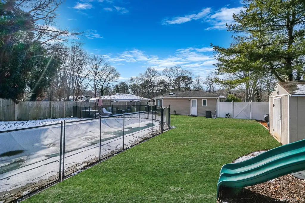 35 Strafford Street Mastic NY 11950