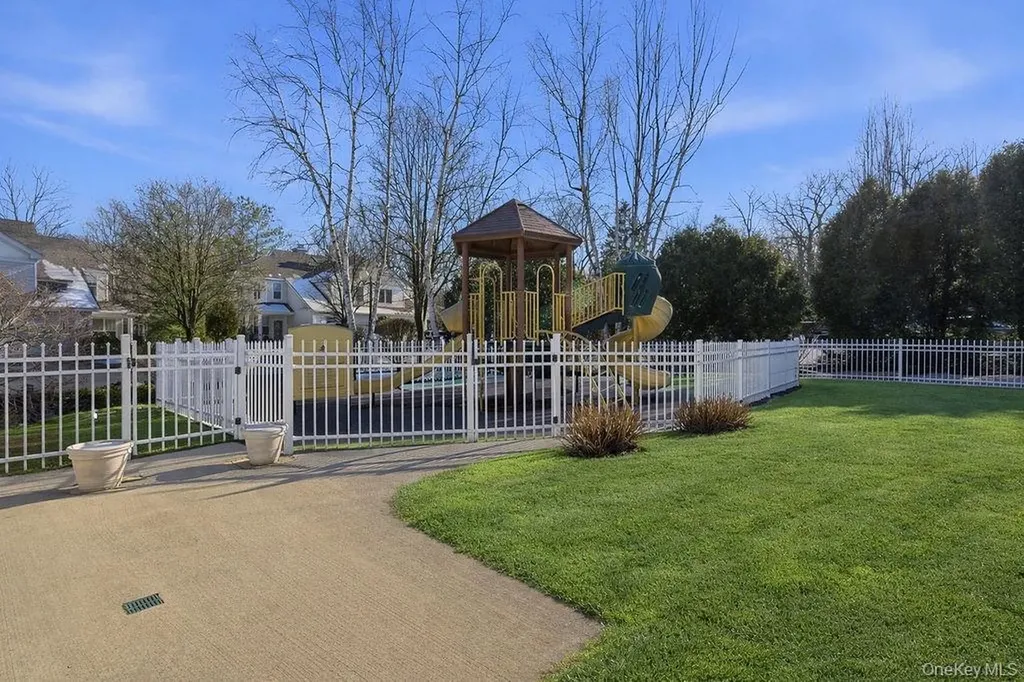 305 Glenwood Drive Briarcliff Manor NY 10510