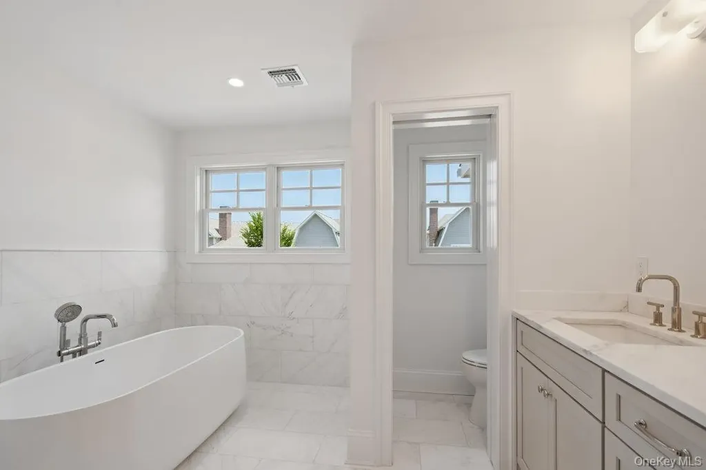 48 Plainview Road Woodbury NY 11797