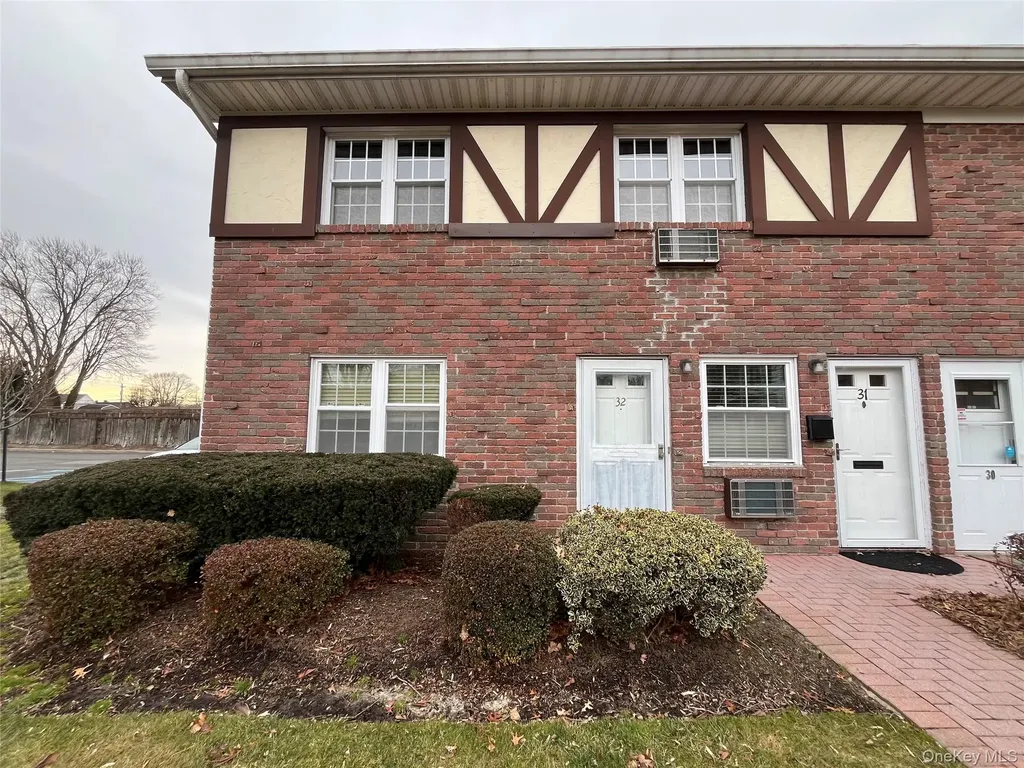 32 Springwood Drive North Babylon NY 11703