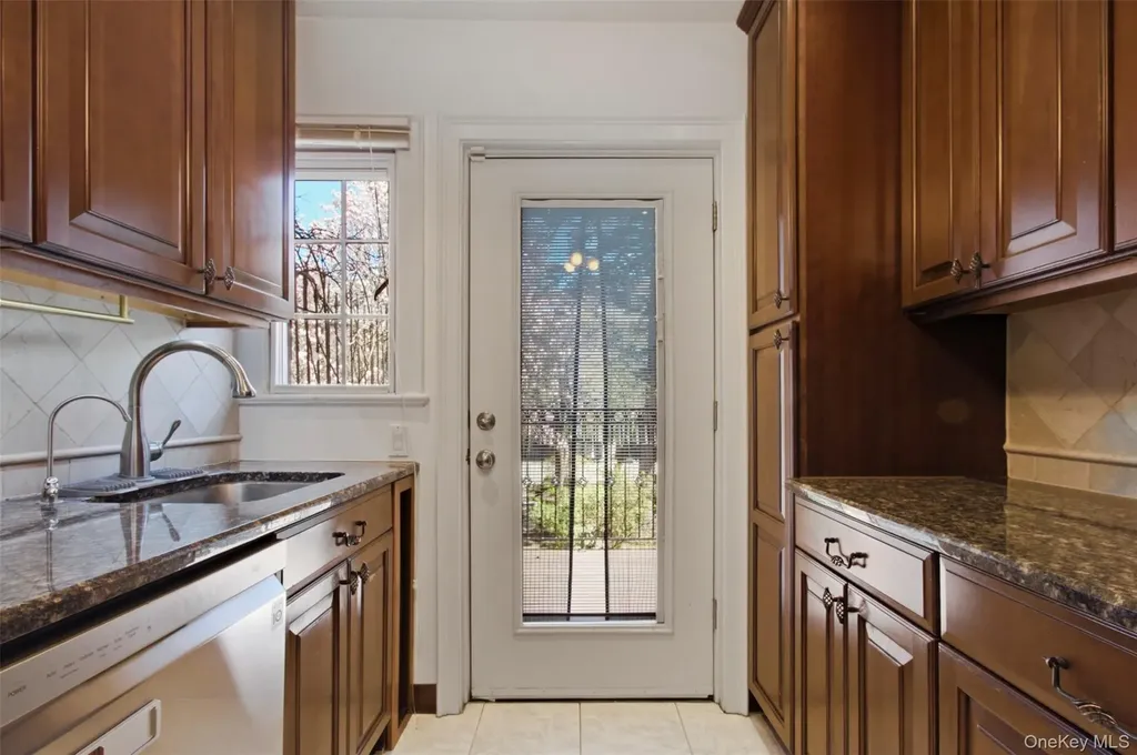 8 Parkway Drive Pelham NY 10803