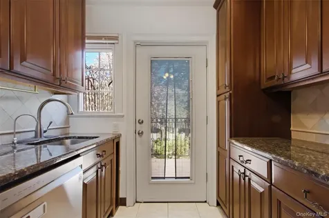 8 Parkway Drive Pelham NY 10803