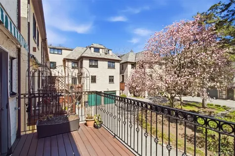8 Parkway Drive Pelham NY 10803