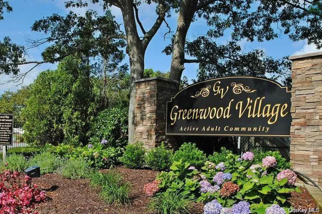 21 Village Circle E Manorville NY 11949