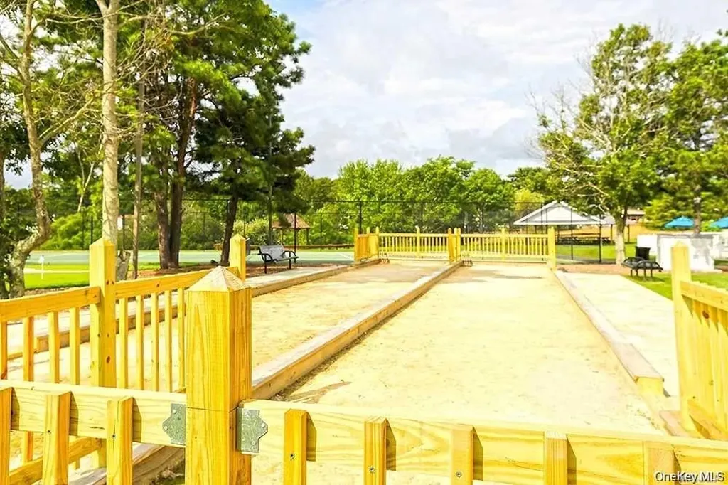 21 Village Circle E Manorville NY 11949