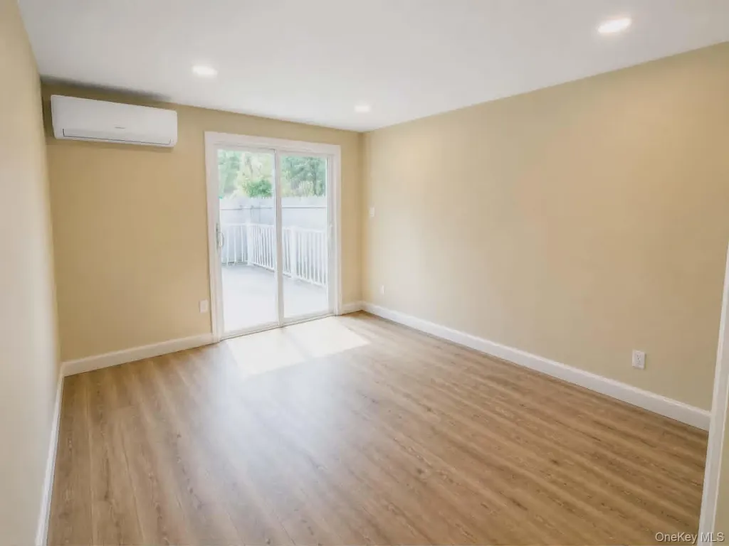 21 Village Circle E Manorville NY 11949