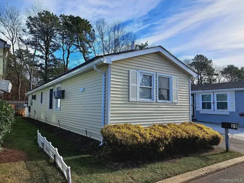 21 Village Circle E Manorville NY 11949