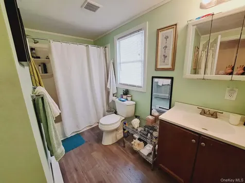 21 Village Circle E Manorville NY 11949