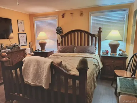 21 Village Circle E Manorville NY 11949