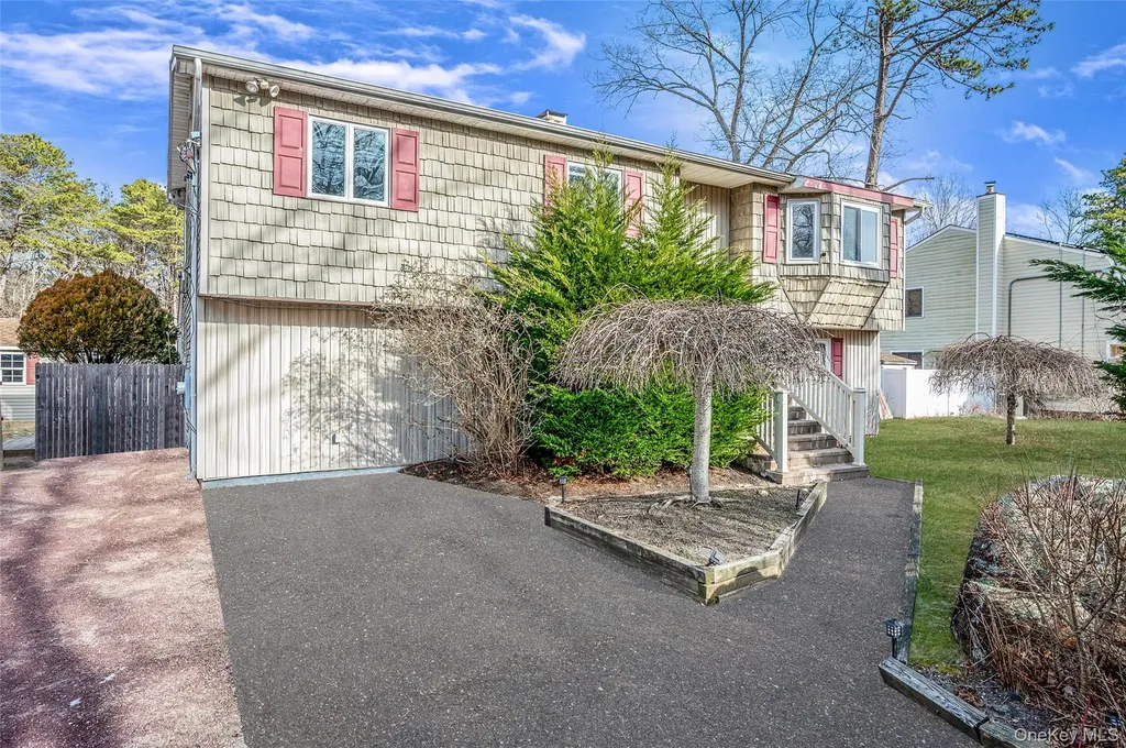 43 Madeline Road Ridge NY 11961