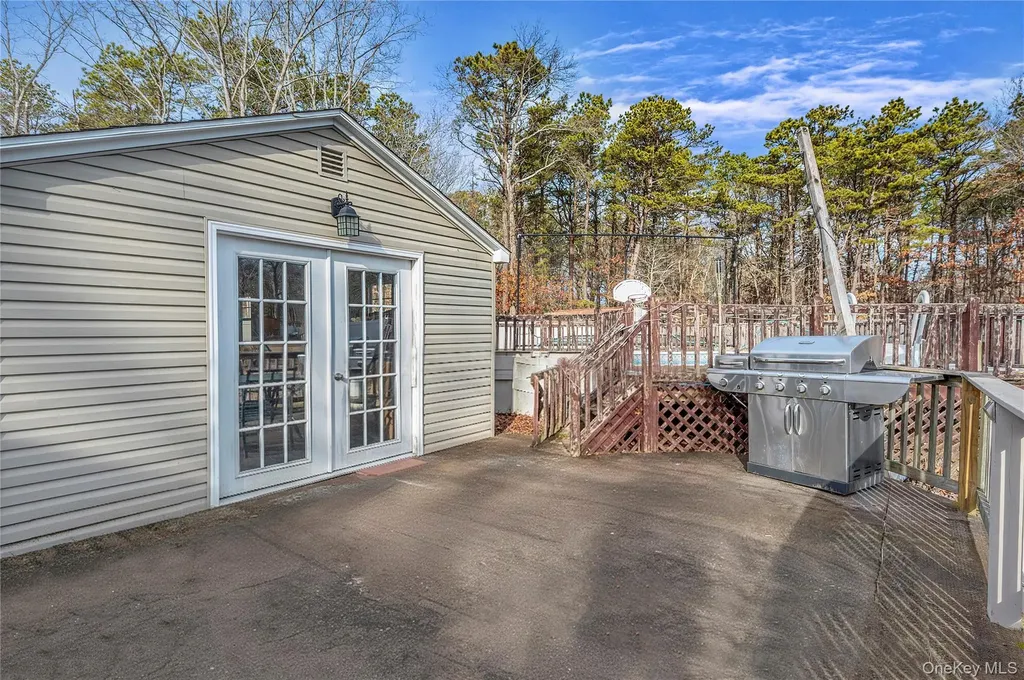 43 Madeline Road Ridge NY 11961