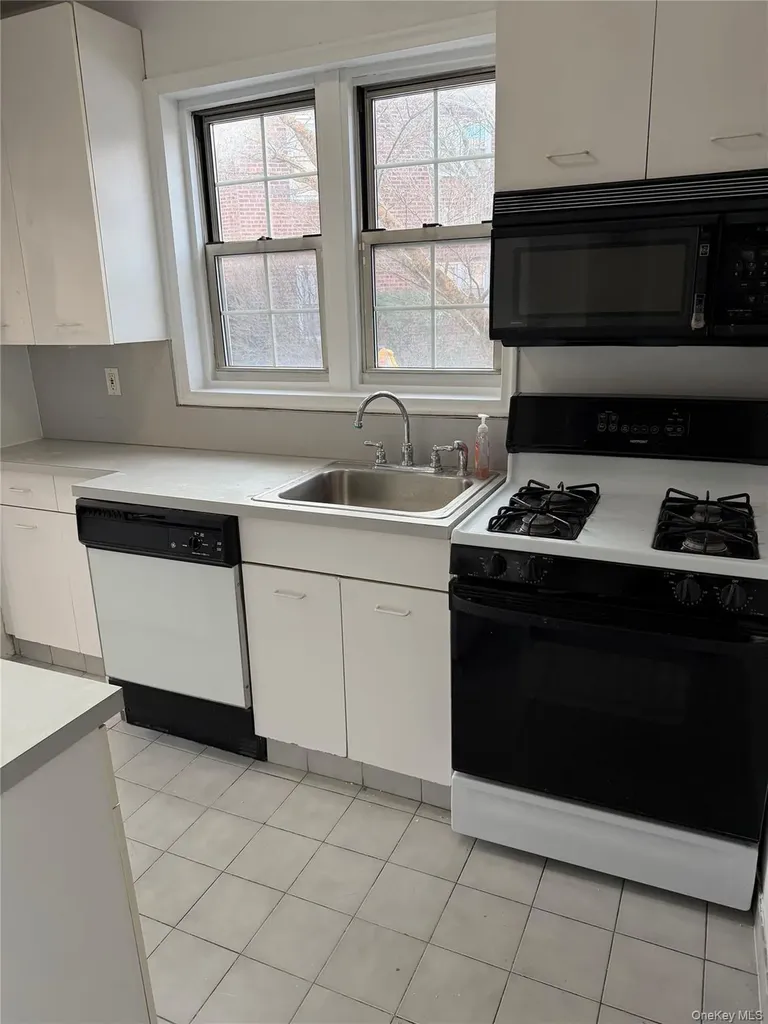 250 Central Avenue Lawrence NY 11559