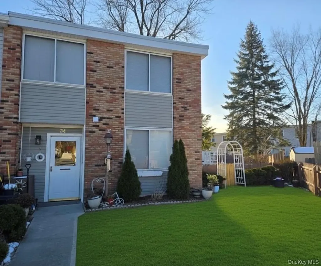 34 Hampton Court Middletown NY 10941
