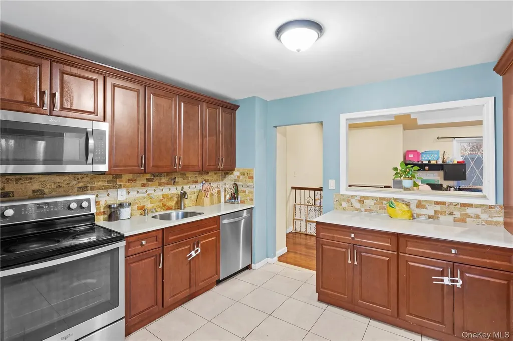 85 Bedford Avenue Freeport NY 11520