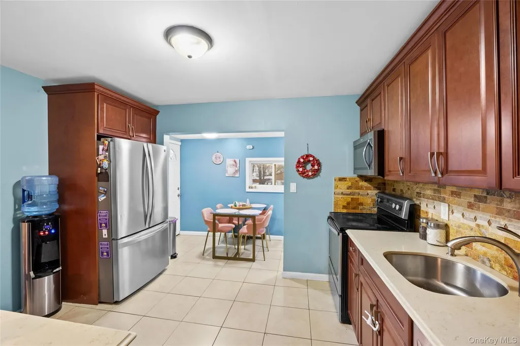 85 Bedford Avenue Freeport NY 11520