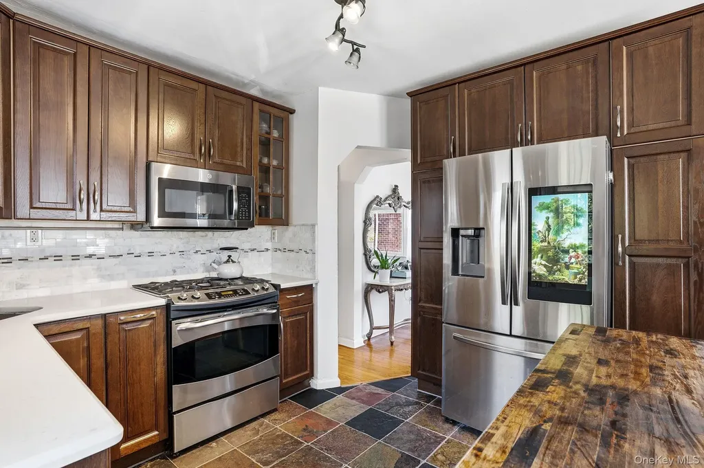 64 W Fenimore Street Valley Stream NY 11580