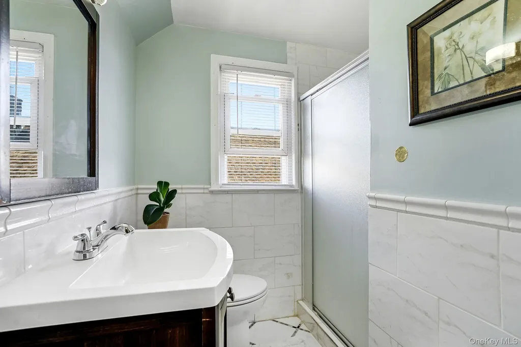 64 W Fenimore Street Valley Stream NY 11580