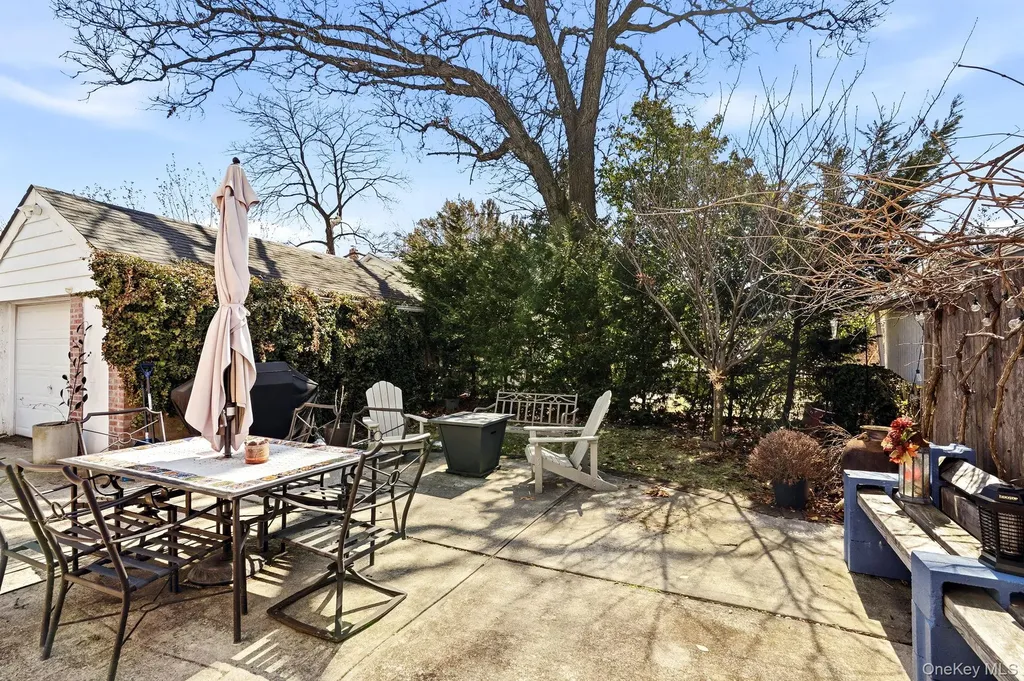 64 W Fenimore Street Valley Stream NY 11580