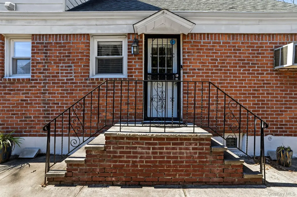 64 W Fenimore Street Valley Stream NY 11580