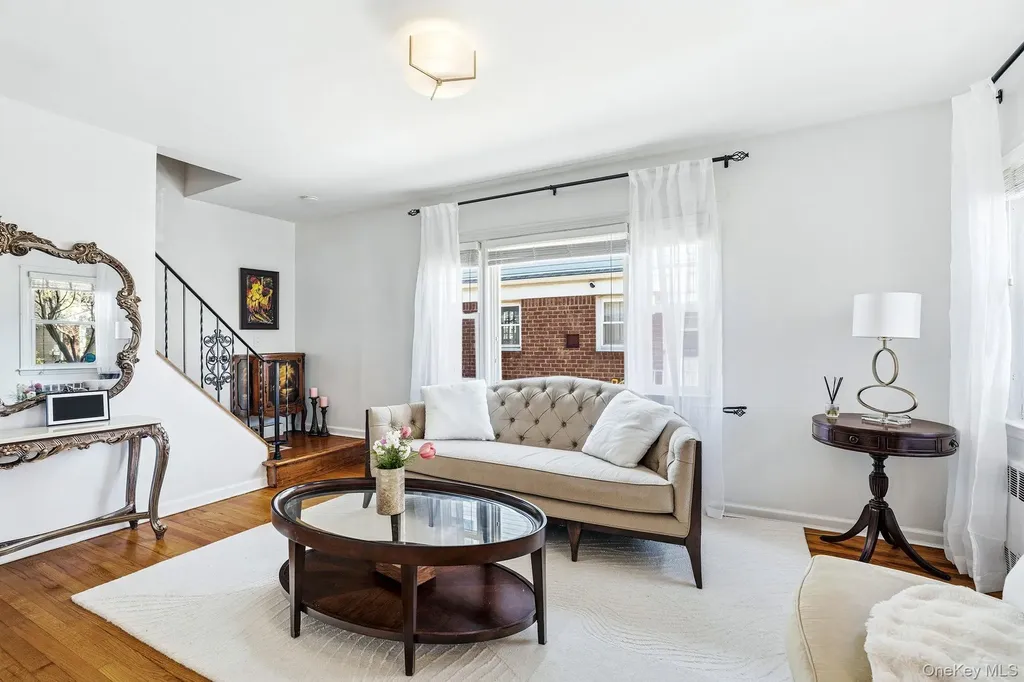 64 W Fenimore Street Valley Stream NY 11580