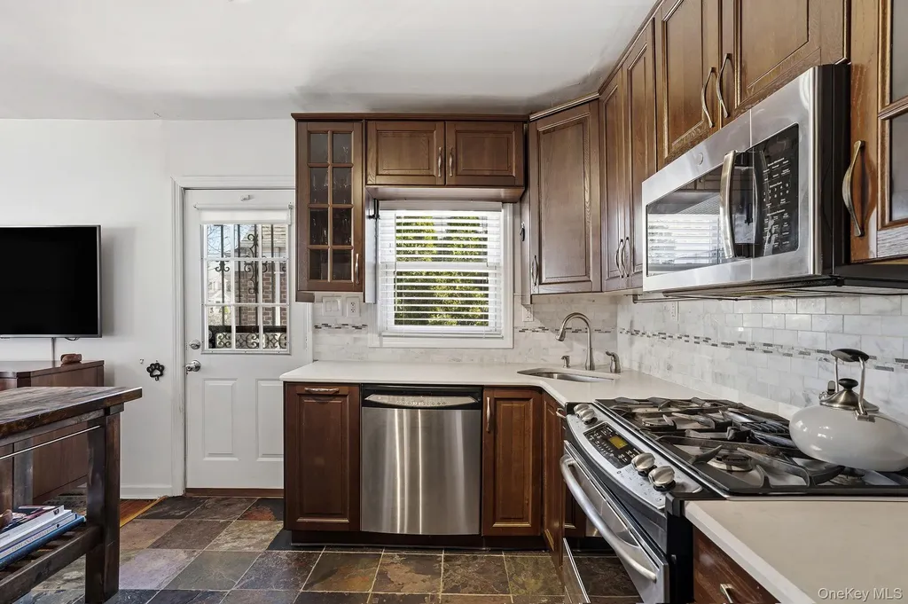 64 W Fenimore Street Valley Stream NY 11580