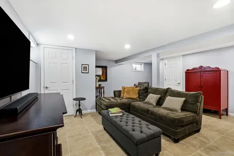 64 W Fenimore Street Valley Stream NY 11580