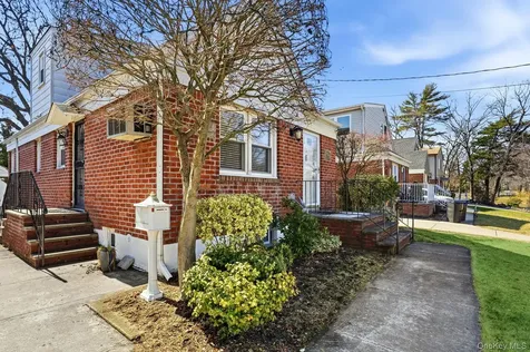 64 W Fenimore Street Valley Stream NY 11580
