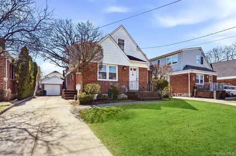 64 W Fenimore Street Valley Stream NY 11580