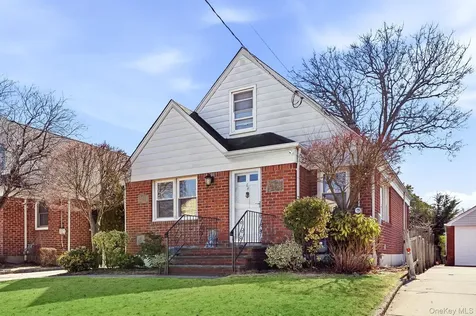 64 W Fenimore Street Valley Stream NY 11580