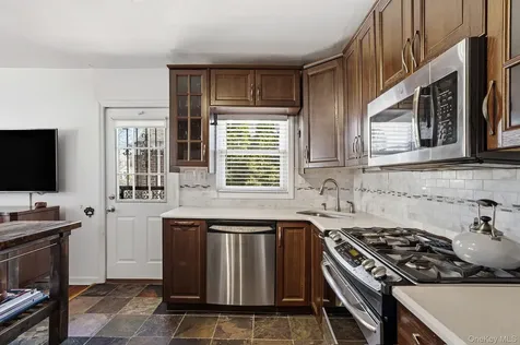 64 W Fenimore Street Valley Stream NY 11580