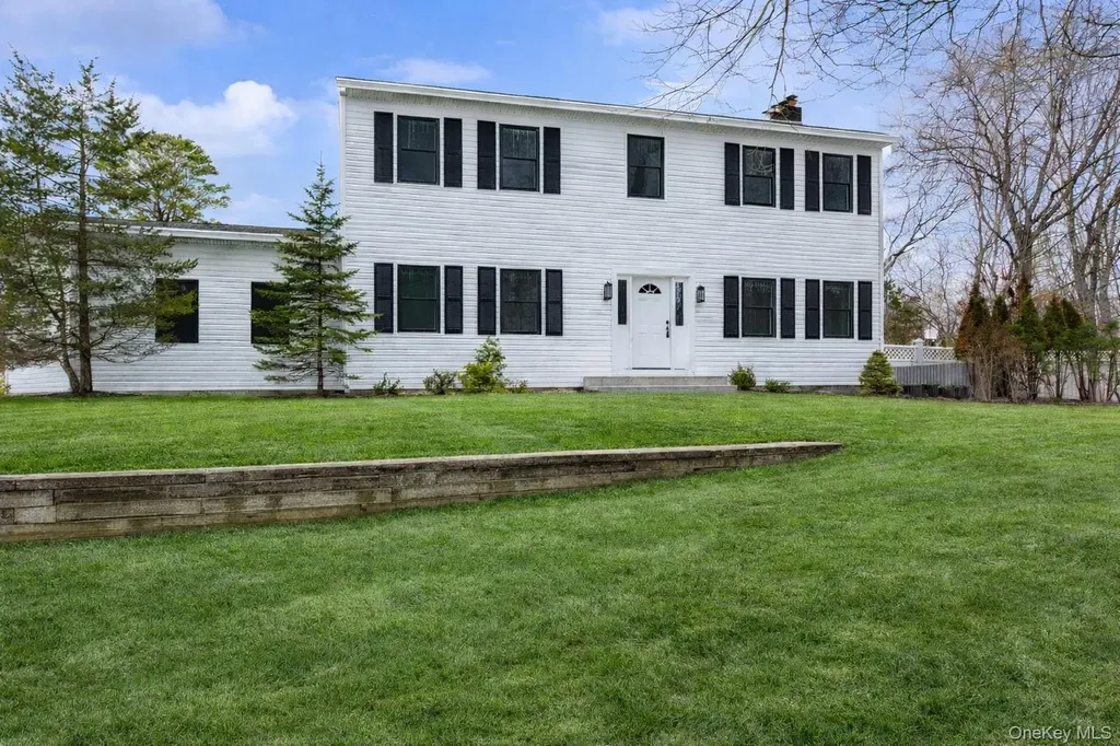 34 Starboard Road Hampton Bays NY 11946